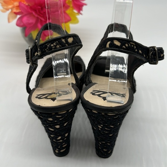 Fergalicuous Black tan Scroll Pattern Wedge Sandals Size 8.5 BSN5916E - Picture 3 of 7